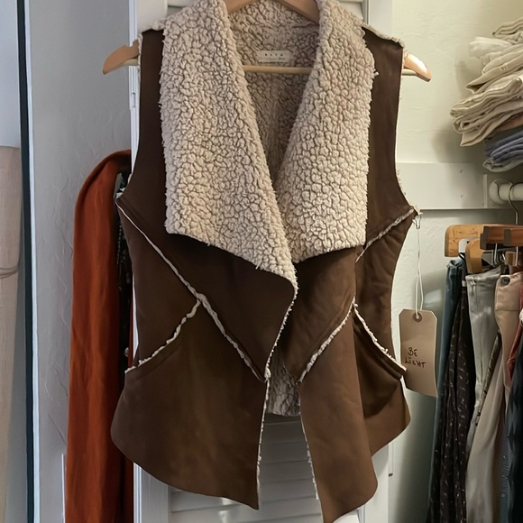 Vegan fleece-suede vest! - Picture 1 of 11